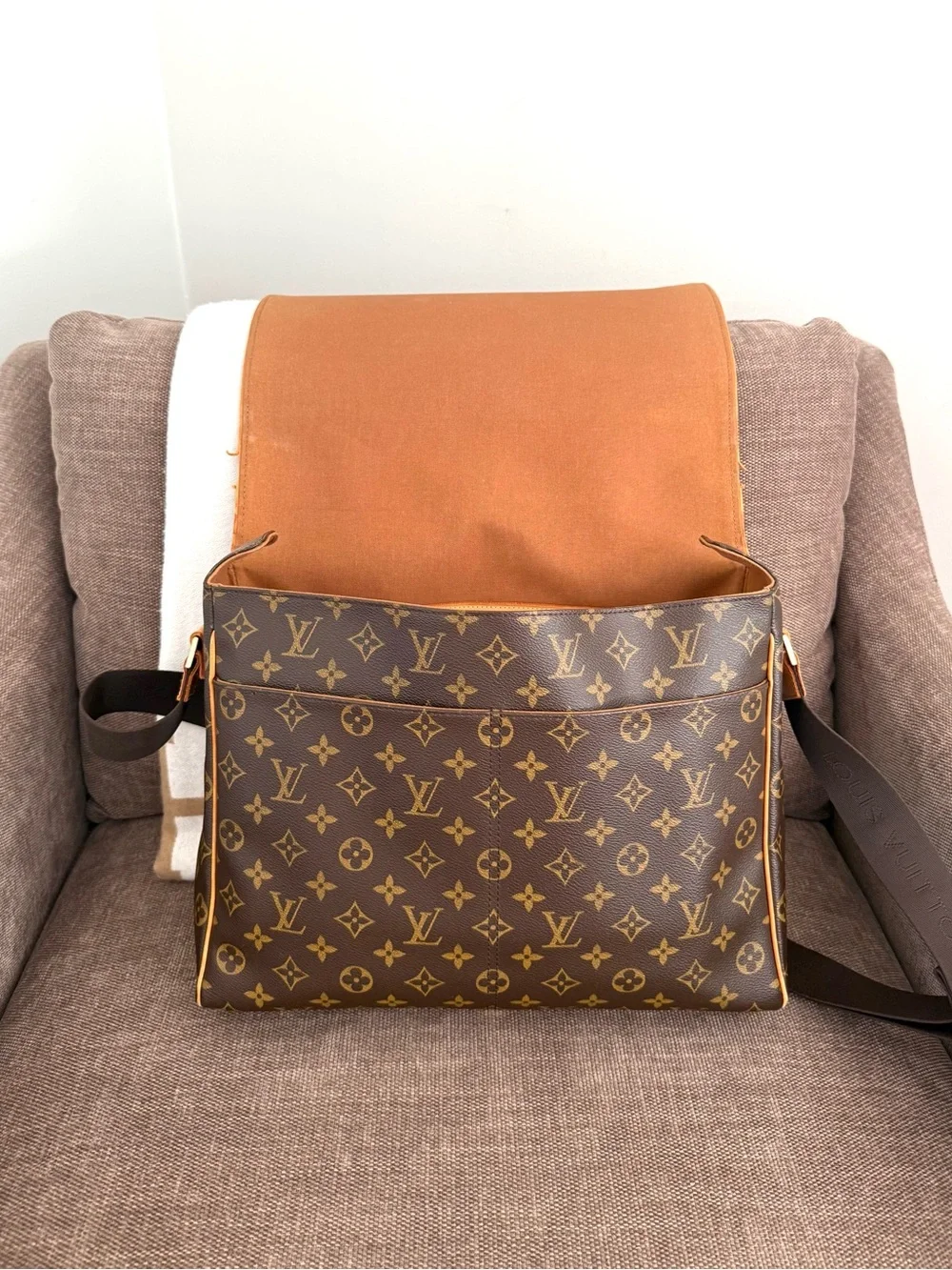 Authentic Louis Vuitton Abbesses Messenger Bag brown monogram canvas M45257 LV